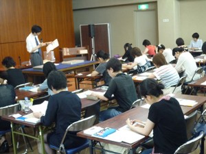 講義の様子（所蔵資料を体感しながら研究法を学び、学芸員過程の単位にもできる）