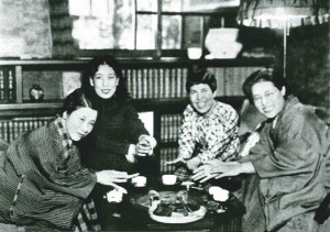 火鉢を囲む女性作家４人（左から林芙美子、宇野千代、吉屋信子、佐多稲子）