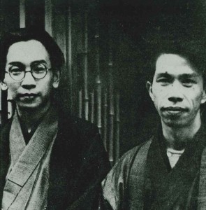 伊東静雄（右）と辻野久憲肖像（昭和9年、大阪の伊東の家の前で）